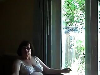 puto abuelita comsluts boca delante de una ventana