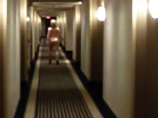 rubia esposa se atreve a caminar desnuda en el hotel