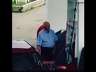 pene viejo en la bomba de gas