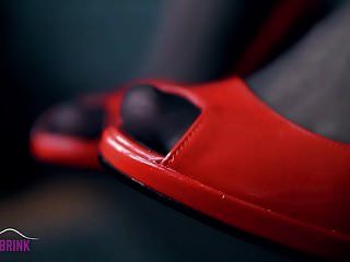 zapatos rojos de tacón alto peep toe y medias