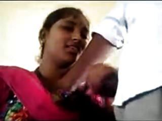 amateur desi milf en sari rosa posando en camera.mp4