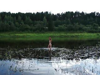 nadando desnudo en el río volga