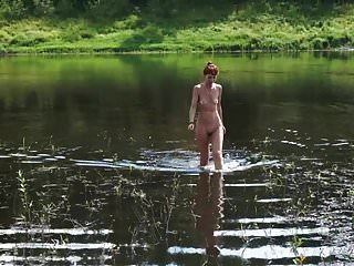 topless nadando en el río volga