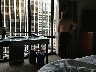 Hottie madura desnuda en la ventana del hotel