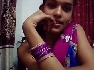 linda chica en sari haciendo sefles.mp4