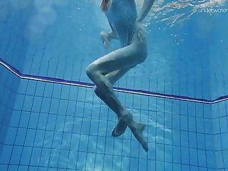 Anna Netrebko flaca pequeña adolescente bajo el agua