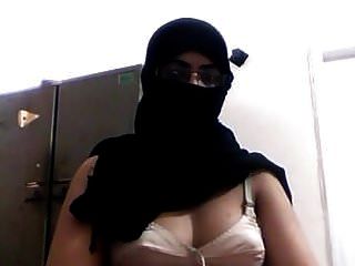 Desi hijab muy grandes tetas webcam oración musulmana culo lindo