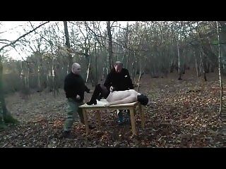 mujer puta en bosque gangbang completo de goma con capucha parte2