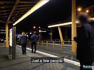 Agente público de sexo nocturno al aire libre en la estación.