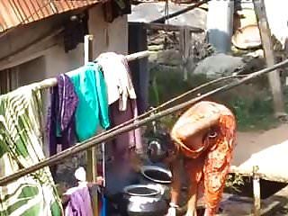 pueblo bhabhi bañándose al aire libre