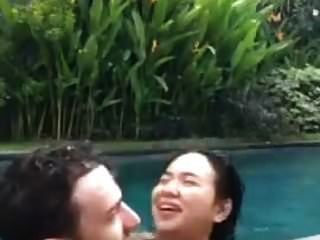 cogida indonesia en la piscina durante la vida