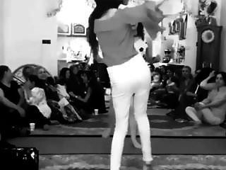 chica iraní bailando sin bragas