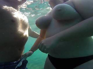 Big Tit esposa topless playa en Grecia bajo el agua
