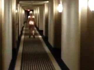 caminando desnudo en el pasillo del hotel