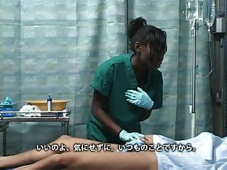 Chico japonés asiático folla a chica negra de ébano en el hospital