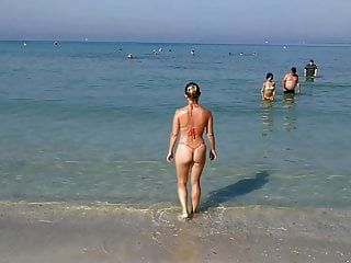 tanga naranja cadena sexy micro bikini playa pública milf